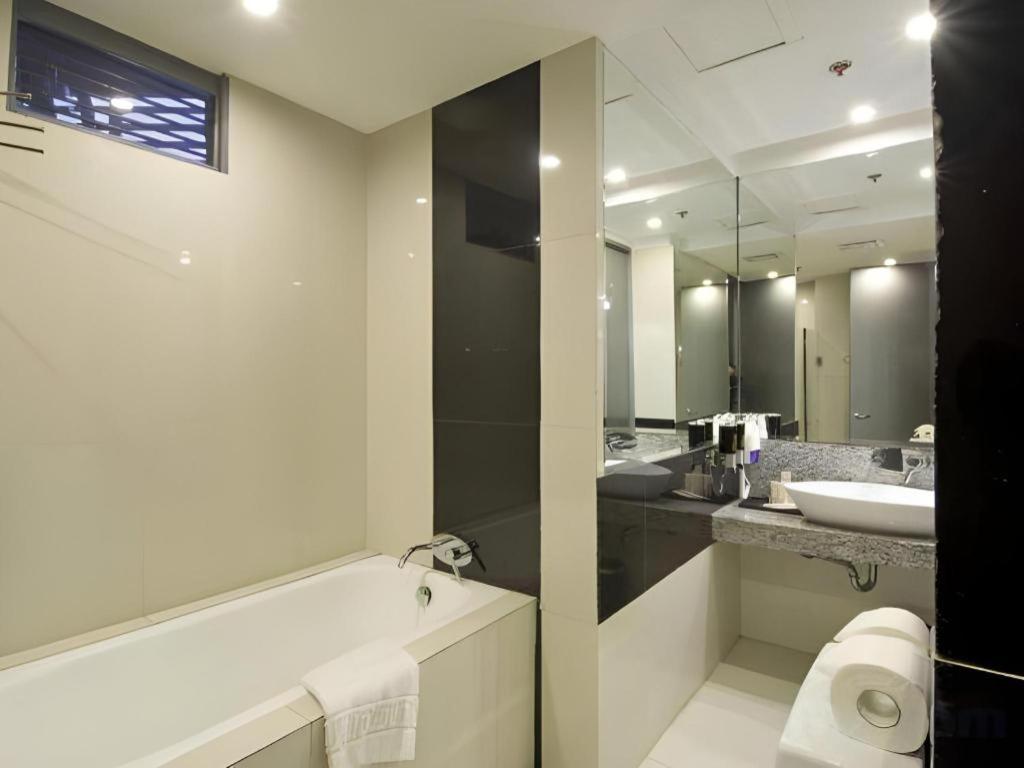 Hive Hotel Кесон-Сіті Екстер'єр фото