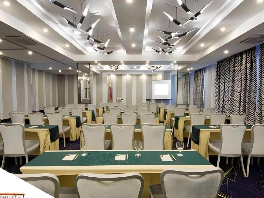 Hive Hotel Кесон-Сіті Екстер'єр фото