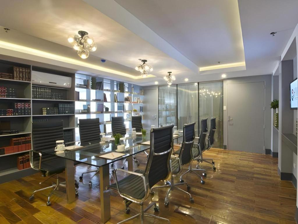 Hive Hotel Кесон-Сіті Екстер'єр фото