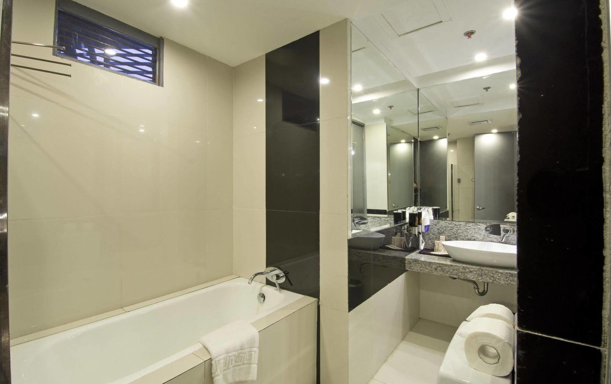 Hive Hotel Кесон-Сіті Екстер'єр фото