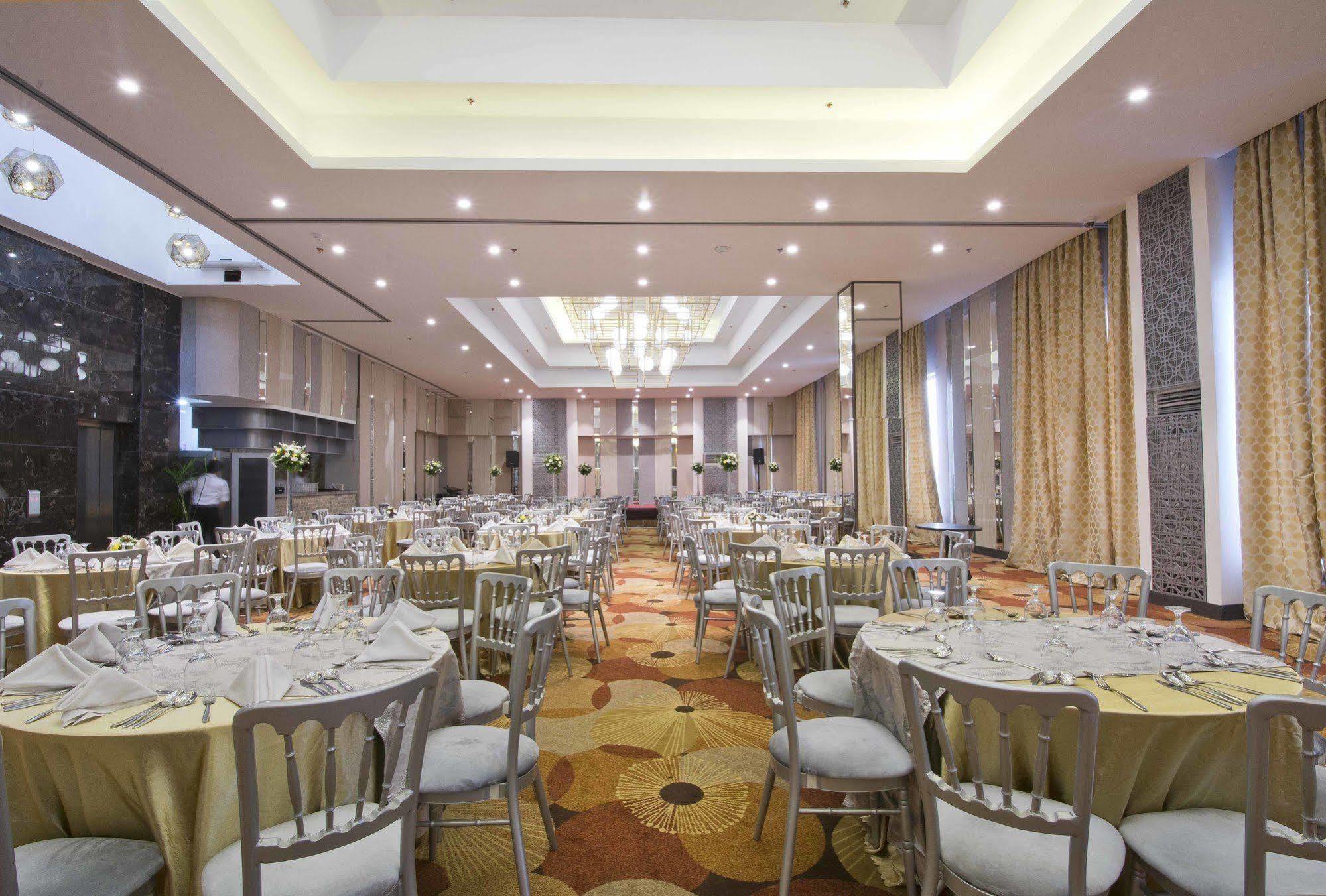 Hive Hotel Кесон-Сіті Екстер'єр фото