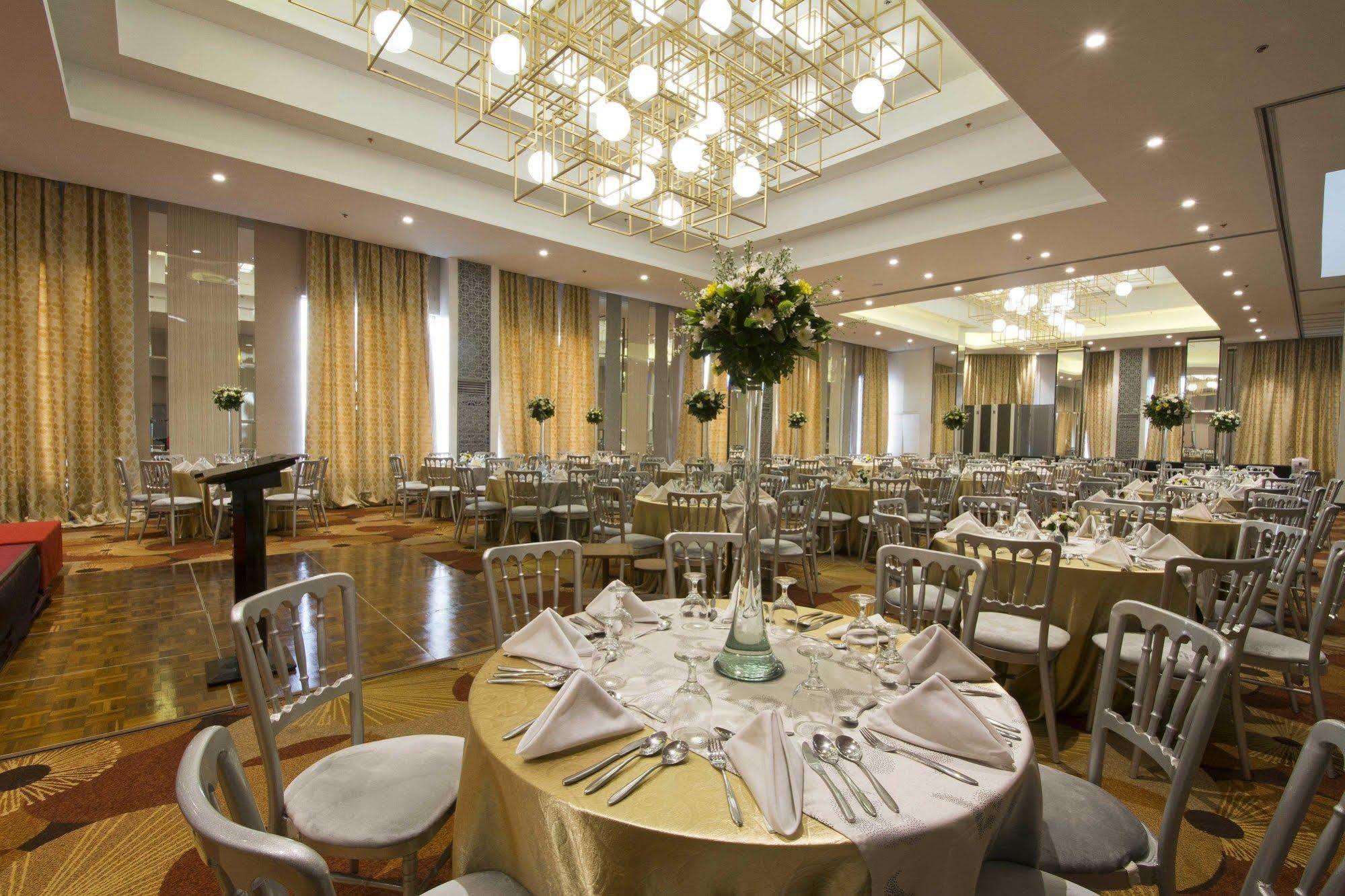 Hive Hotel Кесон-Сіті Екстер'єр фото