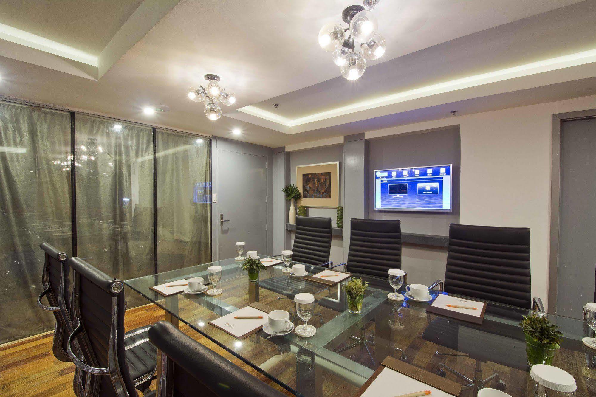 Hive Hotel Кесон-Сіті Екстер'єр фото